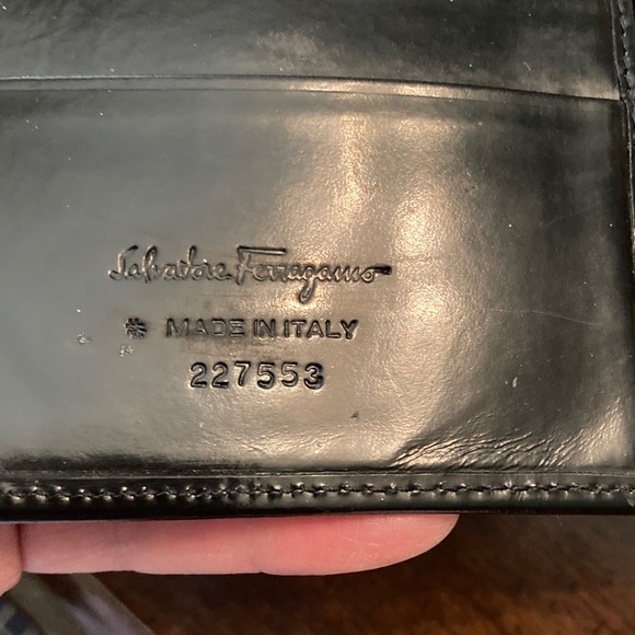 Ferragamo black patent bifold wallet featuring the iconic Double Gancini logo. - Picture 4 of 10